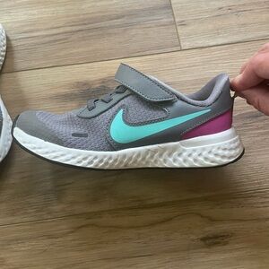 Girls Nike sneaker size 13